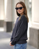 Светр у сірому кольорі