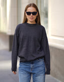 Светр у сірому кольорі