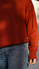 Светр у теракотовому кольорі