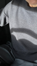 Светр у сірому кольорі